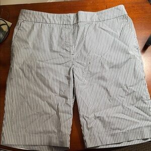 Jones New York Women’s Vertical Striped Black&White Stretch Shorts, size 14
